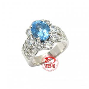 Điểm nhấn của chiếc nhẫn chính là viên đá hoàng ngọc hay còn gọi là Topaz tạo nên vẻ đẹp sang trọng.