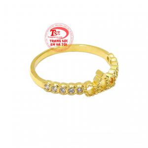 Chiếc nhẫn này sẽ phù hợp với những bộ váy thướt tha, duyên dáng giúp tôn vinh vẻ đẹp tinh khôi, trong sáng cho các cô gái.