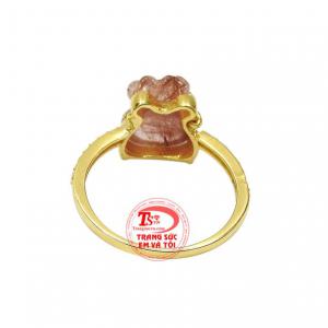 Nhẫn thạch anh tóc đỏ tài lộc phù hợp với người mệnh hỏa và mệnh thổ.