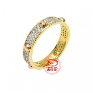 Thiết kế nổi bật giúp cho phái đẹp sành điệu hơn và thu hút ánh nhìn trước đám đông. 