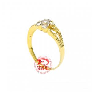 Với điểm nhẫn là bông hoa 5 cánh giúp tôn lên vẻ nữ tính, thùy mị và duyên dáng cho phái đẹp. 