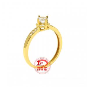 Nhẫn vàng màu nhỏ xinh được chế tác xinh xắn và tinh tế.