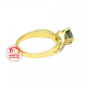 Không chỉ bởi nó giúp tôn vinh nét đẹp sang trọng của người đeo mà còn đem lại may mắn về tài lộc và sự hưng thịnh cho phái đẹp.
