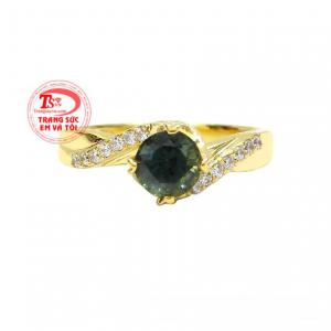 Nhẫn vàng Sapphire quý cô phù hợp mệnh Mộc và Hỏa.