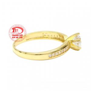  Chỉ cần một chiếc nhẫn vàng nhỏ xinh đã khiến cho phái đẹp trông hợp thời trang và thu hút hơn rồi. 