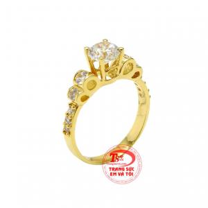 Nhẫn vàng tây tiểu thư là sự kết hợp của vàng tây 10k sáng bóng cùng đá cz với nhiều kích thước. 