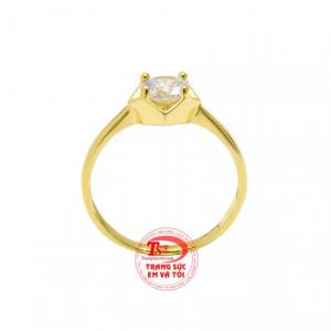 Sự kết hợp vàng tây 10k cùng viên cz lấp lánh mang đến chiếc nhẫn vàng nữ tính và hợp thời trang.