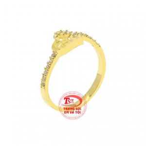 Nhẫn vàng trái tim nữ tính được chế tác độc đáo mang đến vẻ dịu dàng và duyên dáng cho phái đẹp.