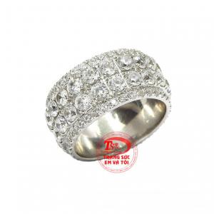 Nhẫn vàng trắng ấn tượng sự lựa chọn sang trọng dành cho bạn.