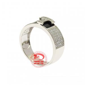 Nhẫn chữ vàng gần đây là xu hướng trang sức của giới trẻ mang đến vẻ sành điệu và cá tính đến cho các cô gái.
