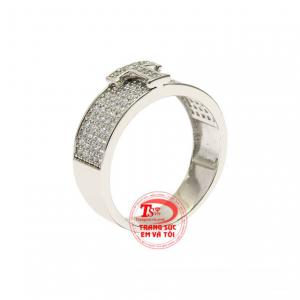 Nhẫn vàng trắng chữ T sở hữu thiết kế với những viên đá trắng như vì sao lấp lánh trên bầu trời tạo nên vẻ đẹp thanh lịch đến cho sản phẩm.