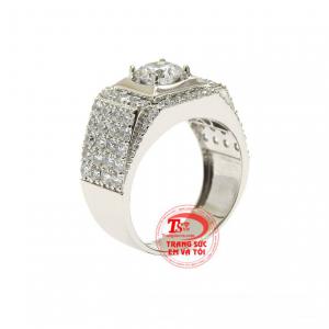Nhẫn vàng trắng nam lịch lãm được chế tác đầy tỉ mỉ với hàng đá cz lấp lánh tạo độ tương phản bắt sáng cho chiếc nhẫn.