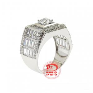 Nhẫn vàng trắng nam thành công nổi bật với những viên đá cz lấp lánh, ấn tượng.