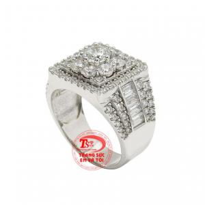 Với chất liệu vàng trắng 10k kết hợp cùng những viên đá CZ lấp lánh tạo hiệu ứng phát sáng và giúp chiếc nhẫn nổi bật hơn. 