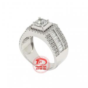 Nhẫn vàng trắng gần đây là xu hướng trang sứcđược giới trẻ vô cùng yêu thích bởi chúng toát lên được vẻ sành điệu và thời thượng đến cho người đeo.