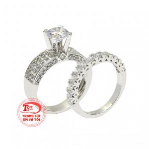 Nhẫn vàng trắng phong cách thời trang là sự kết hợp của hai chiếc nhẫn vàng trắng đầy tinh tế và chất lượng.