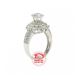 Nhẫn vàng trắng quý cô lấp lánh được chế tác tinh xảo tạo nên một sản phẩm hoàn mỹ. 