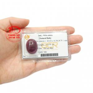 Là viên đá tượng trưng cho tình yêu nồng cháy, sự chung thủy nên các sản phẩm trang sức gắn đá ruby thường được dùng trong ngày kỷ niệm 15 năm và 40 năm ngày cưới. Viên ruby thiên nhiên đẳng cấp có giấy kiểm định đá quý uy tín.