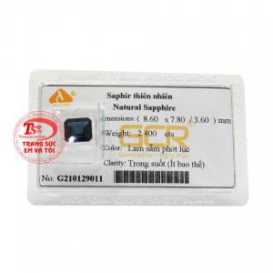 Viên sapphire ép vỉ hưng thịnh được chế tác chất lượng và thường được gắn trên các sản phẩm trang sức như mặt dây hay nhẫn đeo tay mang đến vẻ sang trọng cho người đeo.