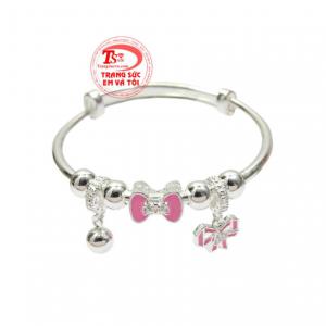 Vòng bạc trẻ em nhỏ xinh được chế tác với nhiều chi tiết ngộ nghĩnh mang đến vẻ dễ thương cho các bé.