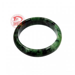 Vòng cẩm thạch mệnh mộc mang đến sự che chở và bảo vệ cho người dùng. 