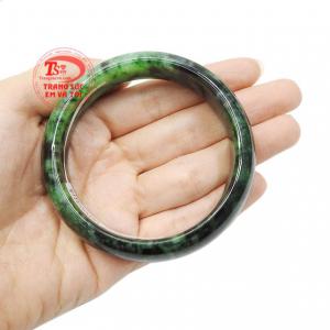 Vòng cẩm thạch mệnh mộc có giấy kiểm định đá quý uy tín.