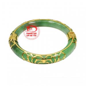 Vòng ngọc bọc vàng lộc phát được chạm khắc hoa văn tinh xảo mang đến vẻ quý phái cho người đeo.