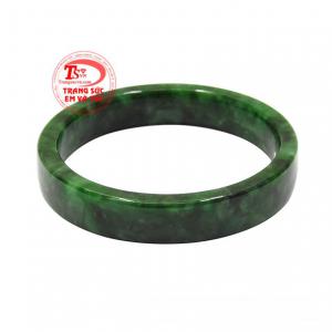 Vòng ngọc cẩm thạch an lành được chế tác sáng bóng với đường vân ngọc chất lượng.