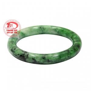 Vòng ngọc cẩm thạch an yên được chế tác sáng bóng và đầy tỉ mỉ.