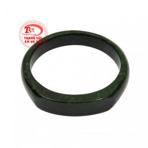 Vòng ngọc cẩm thạch chất lượng được chế tác kiểu dáng độc đáo, mới lạ.