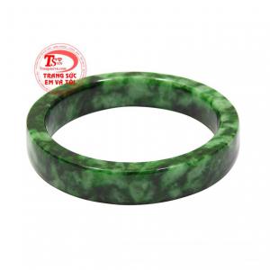 Vòng ngọc cẩm thạch tinh tế được chế tác bản vuông cao cấp sang trọng, quý phái. 