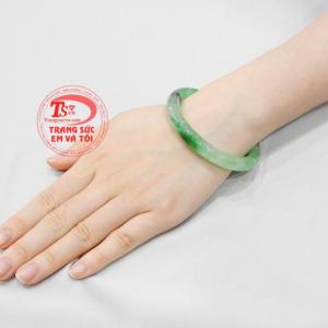 Vòng ngọc jadeite an khang là món quà ý nghĩa dành tặng cho các bà, các mẹ.