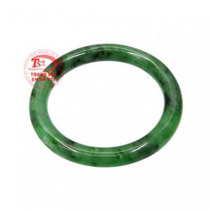 Vòng ngọc jadeite đẹp chế tác kiểu bản tròn, tinh tế và trang nhã.