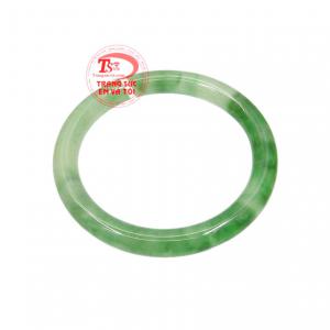 Vòng ngọc jadeite phú quý được chế tác nguyên khối từ ngọc cẩm thạch thiên nhiên.