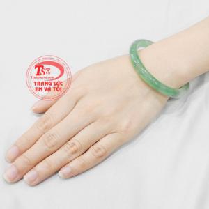 Vòng ngọc jadeite phú quý có giấy kiểm định đá quý uy tín. 