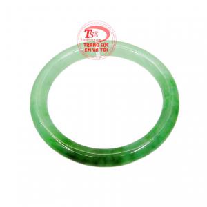 Vòng ngọc jadeite sang trọng là món quà ý nghĩa để dành tặng cho người thân và bạn bè.