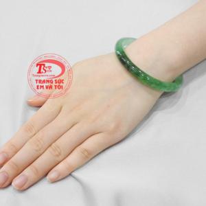 Vòng ngọc jadeite sang trọng mang đến nét quý phái và đẳng cấp cho người dùng.