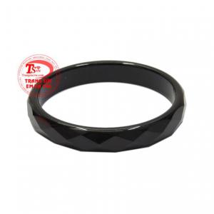 Vòng ngọc mã não đen độc đáo với kiểu chạm khắc hình tứ giác.