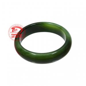 Vòng ngọc mã não sang trọng được chế tác kiểu bản hẹ, trẻ trung và tinh tế.