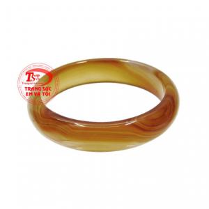 Vòng ngọc mã não thịnh vượng với những đường vân độc đáo được sắp xếp tạo thành các khoảng đậm nhạt xen kẽ khiến chiếc vòng trở nên tinh tế và đẹp mắt. 