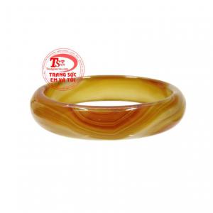 Với màu sắc chủ yếu là màu vàng và vàng nâu sậm thích hợp cho người mệnh kim và mệnh thổ.