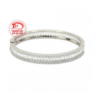 Vòng tay bạc ấn tượng được chế tác tinh tế tạo độ lấp lánh cho sản phẩm.