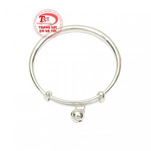 Trang sức bạc an toàn cho làn da của trẻ nhỏ và còn giúp cản gió, kháng khuẩn.