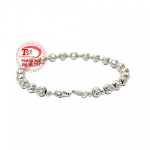 Với những đường nét phay sáng bóng chiếc vòng tay luôn hấp dẫn mọi ánh nhìn. 