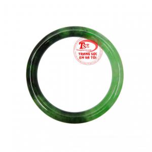 Vòng ngọc cẩm thạch là sản phẩm được yêu thích từ xưa đến nay mang đến vẻ quý phái, cao sang cho người đeo. 