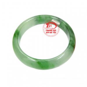 Vòng tay cẩm thạch đại cát thiết kế dạng bản to mang đến vẻ sang trọng cho người đeo. 