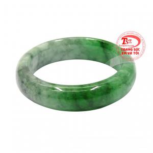 Vòng tay ngọc cẩm thạch phú quý được chế tác hoàn hảo mang đến vẻ sang trọng cho người đeo.