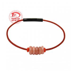 Vòng tay thạch anh dâu hồng đáng yêu và rất đặc biệt. 