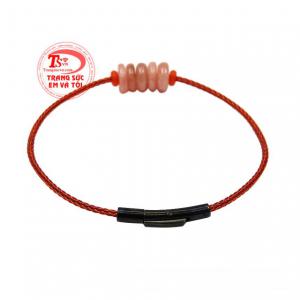 Không chỉ màu đá bắt mắt và độc đáo, thạch anh dâu còn mang đến nhiều điều may mắn về phong thủy cho người đeo.