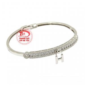 Chiếc vòng tay này được chế tác độc đáo mang đến vẻ hiện đại trẻ trung giúp tôn vinh vẻ nữ tính và duyên dáng cho phái đẹp.